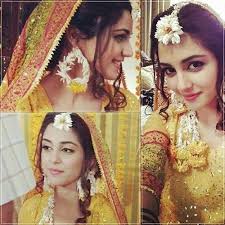 Embrace Flower Jewellery For The Classic Look At Your Wedding Mehndi Dress Bride Bridal Photoshoot