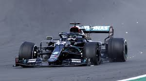 Itt találhatod azokat a videókat amelyeket már valaki letöltött valamely oldalról az oldalunk segítségével és a videó címe tartalmazza: Index Sport Hamilton Iszonyu Szerencsevel Defektes Gumival Nyerte A Brit Nagydijat