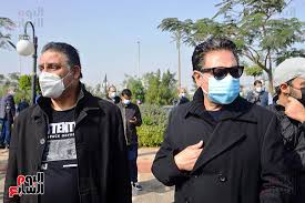 حضر مراسم جنازة الفنان المصري هادي الجيار الذي توفي متأثراً بفيروس كورونا المستجد (كوفيد 19)، كل من نقيب الممثلين أشرف زكي والفنانين فتوح أحمد ومنير مكرم، فيما غاب باقي زملاء الراحل، مكتفين بعبارات الرثاء عبر مواقع التواصل الاجتماعي. Bfiwd Xfevn32m