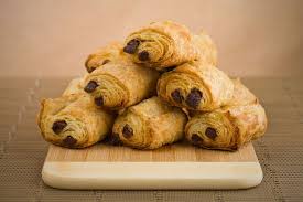 Une Recette Facile Et Delicieuse De Chocolatine Maison Recipe Desserts Food Pastry Recipes