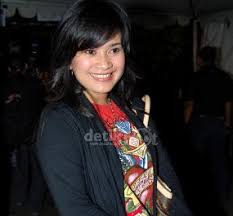 Terkait kegiatan manggung, eks istri aldi bragi ini mengaku sering melantunkan lagu memandang mu yang diciptakan mantan suaminya. Ikke Nurjanah Belum Tentu Datangi Pernikahan Aldi Ririn