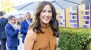 Aterriza en Zara el vestido midi de lunares con el que Mary de Dinamarca hizo guiño a 'Pretty Woman' en la hípica