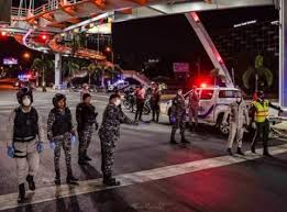 /ˌtoke de ˈkeda/, ˌt̪o.ke ð̞e ˈke.ð̞a. A Partir De Hoy El Toque De Queda Inicia A Las 10 00 De La Noche