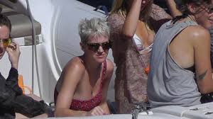 Vacanze italiane per katy perry. Hugh Grant Katy Perry E John Legend Attesi All Evento Pro Unicef Di Luisaviaroma A Capri Capri News