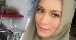 Memiliki raut wajah bak bujur sirih, mona allen kelihatan masih lagi berseri sebagai pengantin baru saat bergelar raja sehari. Biodata Mona Allen Cerita Budak Sepet