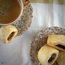 Flaky, rich, and delicious, they consist of flour, sugar, eggs, butter, and milk, while the filling is a combination of dried figs, raisins, dates, honey. Sizilianische Cuccidati Weihnachten Auf Italienisch Lapatisserie Lebensmittel Essen Rezeptideen Snack Ideen