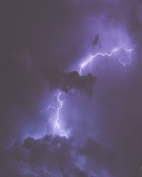 Magnifique paysage nuit foudre éclair rocher cailloux fond décran. Collision Purple Aesthetic Dark Purple Aesthetic Lightning