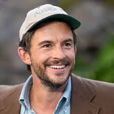 Jonathan Bailey wore a 'Friends' hat to the 'Jurassic World Rebirth'  premiere