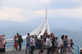 Diapit dua bukit membuat sensasi flying fox akan lebih seru dan menyenangkan. Wisata Bukit Cinangkiak Andalan Kabupaten Solok Pesona Keindahan Alam Indonesia