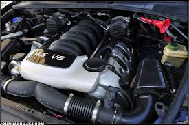 Sous Le Capot Le 4 5 Litres V8 Essence 4511cm3 32 Soupapes Injection Porsche Au Repos Sous Cet Habillage Plastique Sommeille Q Porsche Cayenne S