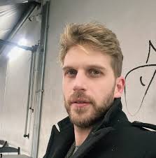 Humorista francês Paul Cabannes se apresenta em Goiânia