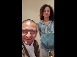 وكان الحادث قد شهد بحث اب عن زوجته الحامل وابنته بعد ان عثر على ابنته الاخرى سما التى لقيت مصرعها فى الحادث وظل يبحث عن شقيقتها ميار، وزوجته الحامل الذين كانوا في السيارة الأجرة القادمة من القاهرة، وقال عاوز اعرف بقيت أسرتي حصل لها ايه. ÙˆØ§Ø¦Ù„ ØºÙ†ÙŠÙ… ÙŠØ·Ù„Ù‚ Ø²ÙˆØ¬ØªÙ‡ Ø¹Ù„Ù‰ Ø§Ù„Ù‡ÙˆØ§Ø¡ Ø§Ù…Ø§Ù… Ø§Ù„Ù…Ø´Ø§Ù‡Ø¯ÙŠÙ† Ùˆ ÙŠØ¹ØªØ±Ù Ù„Ù‡Ø§ Ø¨Ø§Ù„Ø®ÙŠØ§Ù†Ù‡ Youtube