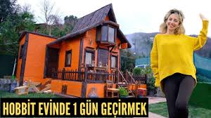 Sapanca'da yer alan hobit evler'de 2 kişilik ama ek yatak eklenerek maksimum 3 kişilik konaklama sağlanıyor. Sapanca Da 25 M Inanilmaz Hobbit Evi Tiny House Turkiye Youtube