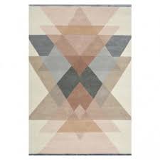 Le style vintage délavé et les motifs orientaux du tapis donneront de l'élégance. Tapis Design Freya Rose Poudre Par Linie Design