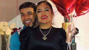Otra teoría es que estaba incómoda con el atuendo, lo que podría haber sucedido por un aumento de peso relacionado con un embarazo. Esta Embarazada Karol G La Cantante Revela Sus Futuros Planes Personales