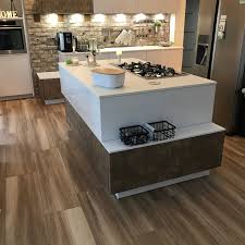 Hygge Kuche Pure Gemutlichkeit Mit Dem Design Von Holzfliesen Holzfliesen Innenarchitektur Holzoptik