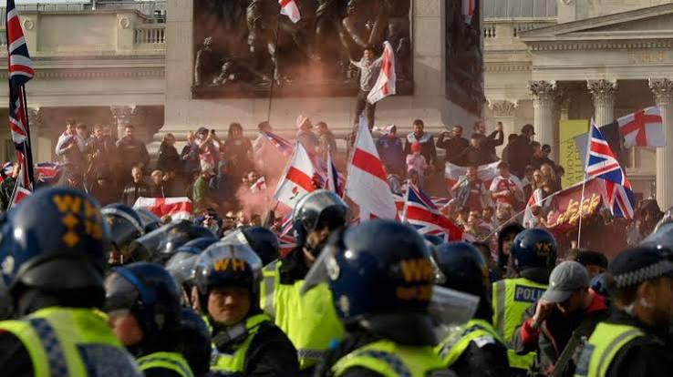 Minority' who attacked police at 'Unite the Kingdom' rally 'will pay a price', minister says as up to 150,000 people march in London | UK News | Sky News