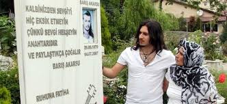 Merhabalar;29 haziran 1979'da bartın'da dünyaya gözlerini açan barış akarsu, ilk, orta ve lise öğrenimini çok sevdiği memleketi amasra'da tamamladı. 6 Yil Sonra Gitari Ses Verdi