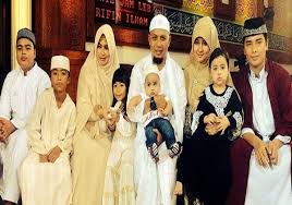 Melalui akun instagramnya, umi akhtar mengunggah video suaminya sedang mengemudi mobil beserta doa agar cepat sembuh. Kisah Sukses Poligami Ustadz M Arifin Ilham Kisahikmah Com