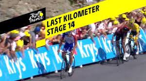 Passage de la caravane publicitaire sur la ligne de départ. Last Kilometer Stage 14 Tour De France 2019 Youtube