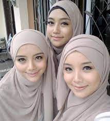 This tall building can't even fit in one frame! Gambar Adik Beradik Mira Filzah Hotlips Corner