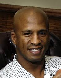 Ex-football star arrested in fraud case