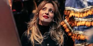 Η τραγουδίστρια δεν μπόρεσε να κρύψει τον θυμό της Natassa Mpofilioy Stolise Gia Tis Giortes Deite To Dentro Ths