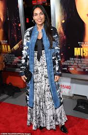 Au mexique, pays dominé par le crime organisé et la corruption. Rosario Dawson Dons Denim Duster At Miss Bala Premiere In La After Being Cast In Zombieland 2 Daily Mail Online