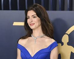 Anne Hathaways Gold Ballgown Is So Princess Diaries-Coded