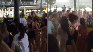 Antalya'nın kemer ilçesinin merkezinde bulunur. Tam Kapanma Kuralina Uyanlari Cildirtacak Goruntuler Otelde Hinca Hinc Dolu Parti Pes Dedirtti Haberler