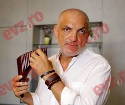 Romanian musician of romani origin. SuetÄƒ La Un SpriÅ£ De VarÄƒ Å£igÄƒnie Muzichie Si Politichie Cu Damian DrÄƒghici Evenimentul Zilei