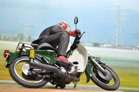 バリバリ伝説カブ125cc 2st 2スト125ｃｃフルチューンエンジン搭載 モリワキチャンバー装着 フロントサス テレスコ化 フロントダブルディスクブレーキ化 リヤディスクブレーキ化 サブフレーム追加 用途 通学用の代車 カブ バイク 模型 ララバイ
