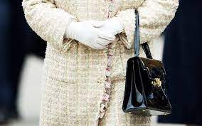 The Real Reason Queen Elizabeth Ii Carries A Purse All The Time Queen Elizabeth Queen Elizabeth Ii Elizabeth