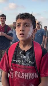 Un niño palestino le pidió a un periodista que compartiera su mensaje sobre  las realidades de la distribución de alimentos en Gaza. Él iba a conseguir  harina del centro de distribución en la ciudad de ...