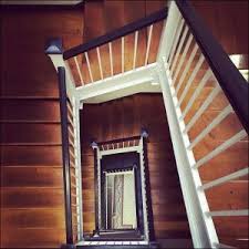 Ancak çam ağacından uzak dururlar çünkü aşırı yumuşak ve kayın ağacındandır, neme. Gurgen Agaci Ile Ahsap Merdiven 1dekorasyon