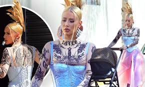 It's a bittersweet christmas for iggy azalea, who is celebrating the holiday as a single mom to son onyx and spent. Exclusive Iggy Azalea Pushes Baby Onyx In A Fendi Stroller Daily Mail Online