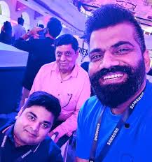 Toh chaleye shuru krte hain...😂. . What a vibrant and power-full  personality he is. Subha ki chai delhi mai.......or.....shaam ka nashta  Bangalore mai....sirf Guruji hi kr sakte hain...😎. . It was nice