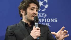 Bixente lizarazu, ambassadeur de l'électromobilité pour volkswagen accueille sa nouvelle id.3 à la bixente lizarazu présente la fondation initiatives océanes qui lutte contre la pollution des plages. Bixente Lizarazu Findet Low Entscheidung Seltsam Fc Bayern