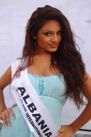 Almeda abazi estetikle değişimini hatırlatanlara patladı oyuncu tolgahan sayışman'la evlenerek türkiye'ye yerleşen almeda. Resmen Estetik Harikasi Iste Tolgahan Sayisman In Biricik Esi Almeda Abazi Nin Kucuk Dilinizi Yutturacak Evrimi Onedio Com