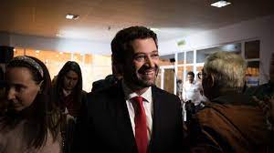André ventura has refused the court order to apologise to the family he labelled 'bandits' during the presidential campaign, saying he plans to appeal the decision as he is not sorry for what he said. Andre Ventura Gostava Que Passos Coelho Voltasse E Desmente Rui Rio Sobre Os Acores Observador