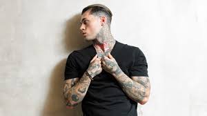 La moda está totalmente relacionada con la cultura, los hábitos, la música y cine y todo lo que sucede en una época determinada. Los 7 Tatuajes Que Dan Mala Suerte Y Que Jamas Deberias Hacerte Segun Los Propios Tatuadores Gq Espana