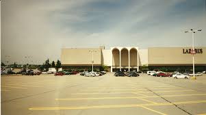 A small group of survivors manages to get into the mall with the others but some are bitten which starts a controversy. Dawn Of The Dead