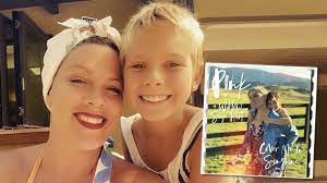 I've been dreaming of friendly faces i've got so much time to kill just imagine people laughing i know some day we will. Single Cover Me In Sunshine P Nk Singt Gemeinsam Mit Tochter Willow Popmagazin At
