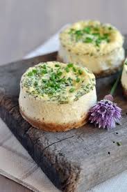 Dans un saladier, faire blanchir les jaunes d'oeufs avec le sucre. Cheesecake Au Saint Moret Et A La Ciboulette Recettes De Cuisine Recette Cuisine Et Boissons