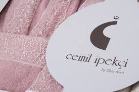 Baba tarafından sabatay sevi ile akraba, i̇smail cem ve abdi i̇pekçi ile kuzendir. Cemil Ipekci 6 Parca Hermia Krem Pudra Gipurlu Aile Bornoz Seti Alkapida Com