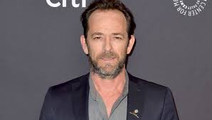 Actorul luke perry a murit din cauza unui accident vascular cerebral ischemic, potrivit certificatului său de deces, obținut de publicația americană us weekly. Mesaje EmoÈ›ionante Ale CelebritÄƒÈ›ilor DupÄƒ Moartea Lui Luke Perry