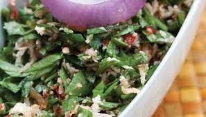 Urap kelapa selalunyi di makan dengan ketupat dan rendang. Kerabu Ulam Raja Halus Myresipi