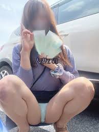 ゆい子🍁人妻YUI🍎ニラさん on X: 約束のパンチラです😳 凄く人通りのある駐車場でパンティーを見せ付けて下品な自撮り…💦  土曜の朝からすいません(>_<) 裏垢 ぱんちら t.coCbzYUENJQg  X