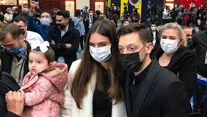 Ozan tufan premier lig'e gidecek, vedat muriqi'nin dönmesi söz konusu, sokratis de fenerbahçe forması giyebilir. Mesut Ozil In Imza Torenine Rekor Katilim Fenerbahce Fb Haberleri Spor