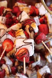 Brochette Gateau Des Anges Fraises Et Chocolat Angel Food Strawberry Angel Food Cake Yummy Food